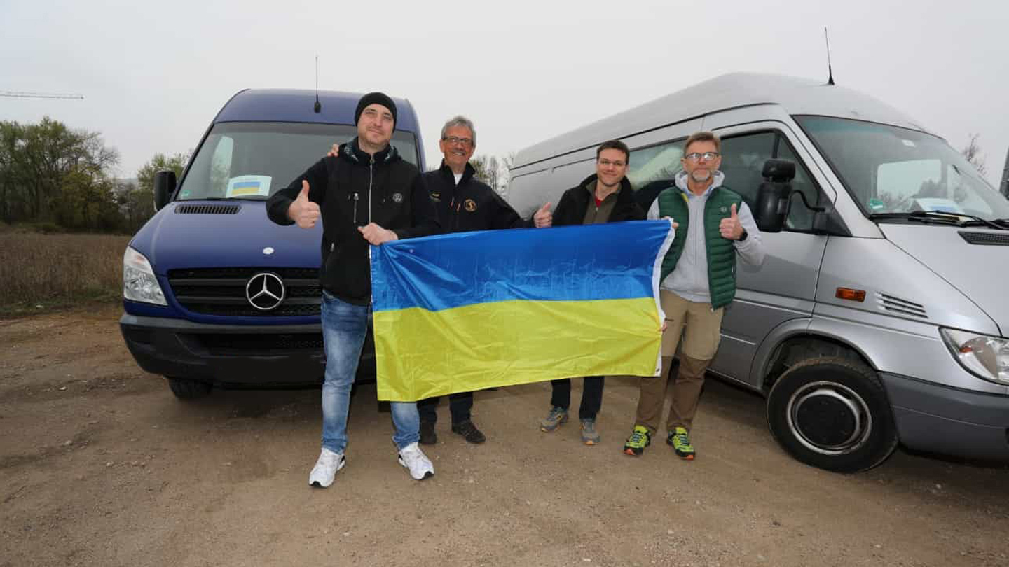 In pairs, Eugen and his supporters make their way to the Polish-Ukrainian border in vans.